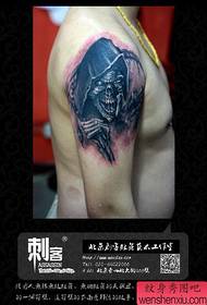 Rankos vyraujantis kietas juodos ir baltos mirties tatuiruotės modelis