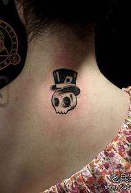 女生颈部可爱的小骷髅纹身图案