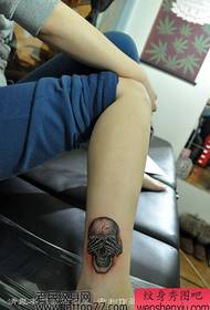 piękna noga popularny ładny tatuaż wzór czaszki