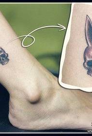 perna de uma garota uma tatuagem de orelha de coelho