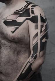 Tecnologia piena di totem neri: il tatuatore neozelandese Georgie Williamsker lavora al tatuaggio