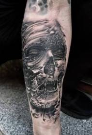 Tattoist réadúil Spáinneach Oibríonn tattoo Robert Hernandez patrún