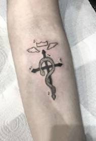 una serie di singoli tatuaggi neri piccoli sul braccio