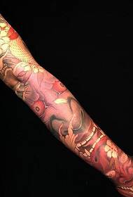 brazo de flor en el brazo es pequeño como un tatuaje