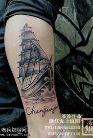 tatuagem de navio cinza preto padrão 153931 - tatuagem de James Dean retrato na coxa