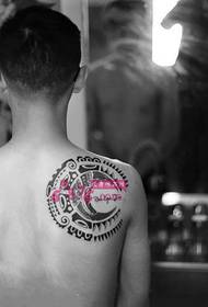 Tatuaggio creativo luna totem bianco e nero