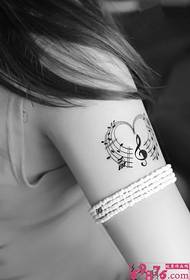 prekrasna crno-bijela glazbena tetovaža u obliku srca 154037 - kreativna crno-bijela umjetnička tetovaža