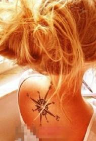 meisjes achter de nek zwarte lijn schets creatieve retro kompas tattoo foto