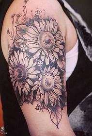 ແຂນຮູບແບບ tattoo sunflower day ສີຂີ້ເຖົ່າສີດໍາ