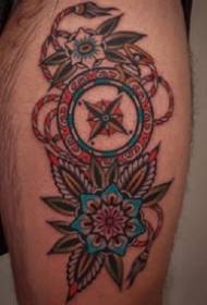 stile oldschool di un set di 9 disegni di tatuaggi vintage a colori