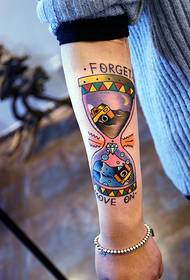 privlačna barvna kreativna totemska tetovaža