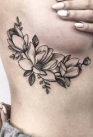 Figura de tatuaje con flores estrondosas pero extraordinariamente fermosas