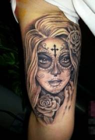 Lányok karját a fekete vázlatcsúcsok tippek kreatív portré tetoválás képek