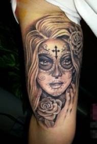 Meedercher Aarm op schwaarze Sketch Pricks Tipps kreativ Portrait Tattoo Biller