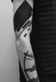 Ang yano nga itom nga geometric nga tattoo nga pagdayeg sa pattern