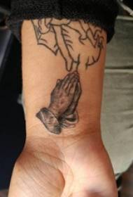 Braccio del ragazzo sullo schizzo grigio nero creativo immagine del tatuaggio gesto gesto di cristianità