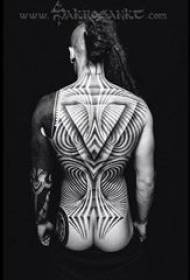 più linee nere disegnano elementi geometrici creativi classici prepotenti tatuaggi di grandi dimensioni
