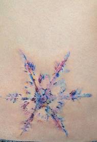 tatuatge de tòtem de neu petita de color molt bonic