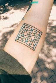 Dziewczęce ramię na czarnych elementach geometrycznych proste linie kreatywne tatuaże