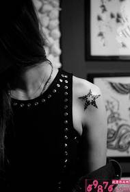 чорно-біла татуювання з п'ятикутною зіркою