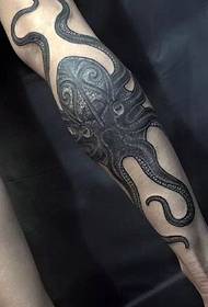 tá sraith phatrúin tattoo totem dubh agus bán Seapáinis an-aonair