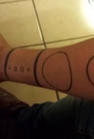 bracciu di ragazzi nantu à una linea simplice geomettrica ronda è stampa di tatuaggi di bracciale