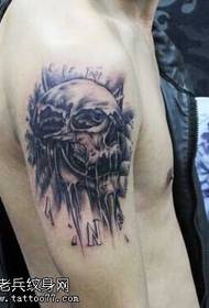 Braccio in frassino nero con motivo a tatuaggio