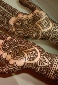 meitene roka melna abstrakta līnija cilts ziedu tetovējums attēls