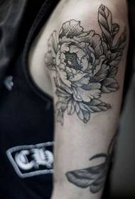 рука черный серый пион цветок тату