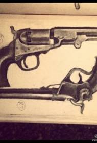 Европски пиштол пиштол со црна сива тетоважа ракопис