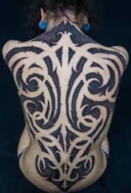 djeluje vrlo dominirajuća skupina cvjetnih totemskih tetovaža