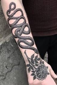 18 immagini di vari stili di tatuaggi scuri europei e americani