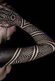 Stilul clasic cu tatuaj negru, în stilul totem prickly