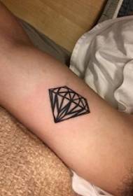 braccio maschile su linea geometrica nera tatuaggio diamante foto