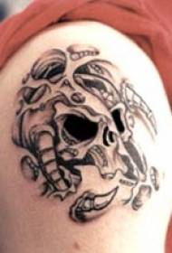 surrealistisk sort monster kranium tatoveringsmønster