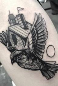 руку Леп сет малих црно-сивих дизајна тетоважа на земљи