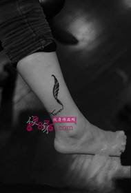 pequeño tatuaje de pluma de pluma fresca en blanco y negro
