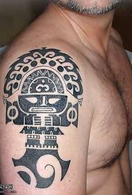 braç patró de tatuatges de totem atmosfèric mitològic