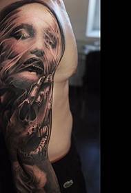 czarny szary tatuaż panny młodej zombie na pół plecach