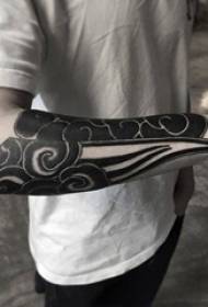braccio del ragazzo sullo schizzo grigio nero foto creativa del tatuaggio del braccio del fiore di Tengyun