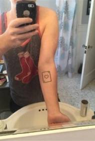 ti gason bra sou nwa liy jewometrik kare ak kè foto tatoo