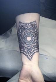 девојка руку на црној линији геометријски елемент стрелица тетоважа слику