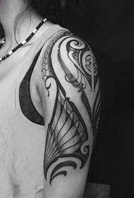 klassisk svart-hvitt totem-tatovering