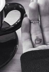 tyttö sormi mustalla geometrisella viivalla cup-tatuointikuvalla