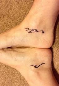 caviglie ragazza su linee astratte nere montagne e spray tatuaggio immagini