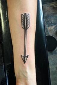 vajza krah në elemente gjeometrike të zeza elemente të thjeshta të tatuazheve me shigjeta të linjës