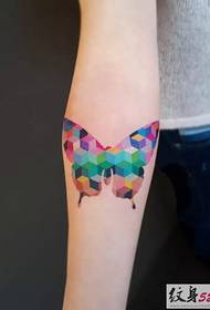 estetické kreatívne tetovanie zodpovedajúce farbe