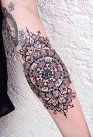 lengan gadis pada teknik sketsa titik abu-abu hitam menusuk pola tato gambar kreatif yang indah