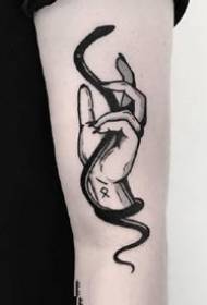 in z roko povezane majhne črne roke, ki držijo vzorec tetovaže 9