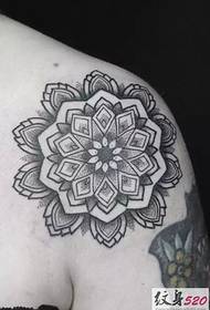 fekete szürke mandala totem tetoválás kép